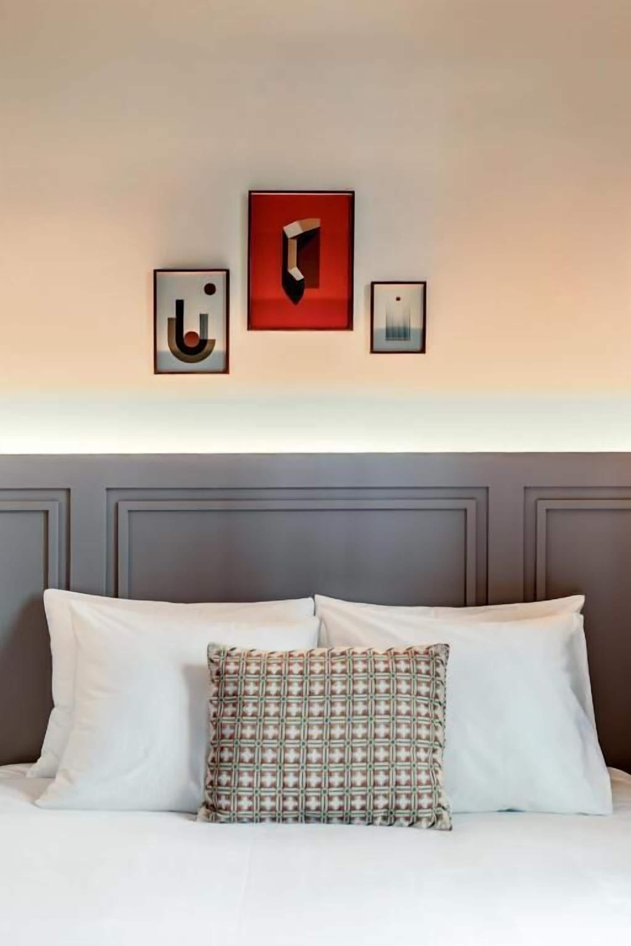 Safe på rommet, blendingsgardiner og strykejern/-brett