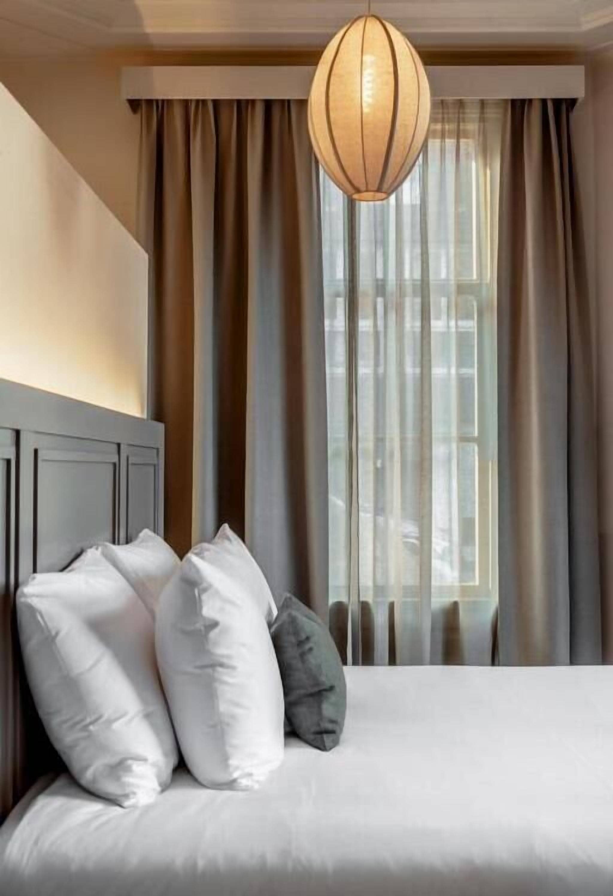 Safe på rommet, blendingsgardiner og strykejern/-brett