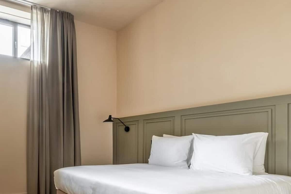 Economy Double Room | 1 bedroom, in-room safe, blackout curtains, iron/ironing board