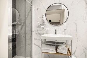 Habitación Deluxe doble, vistas a la ciudad | Baño | Secador de pelo, zapatillas, toallas y jabón