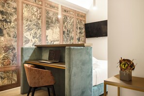 Habitación doble Deluxe, vista a la ciudad | Caja de seguridad en la habitación y escritorio 