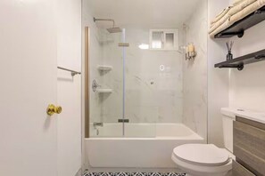 Hair dryer, towels, soap, shampoo - Victorian Retreat 2Bed/1Bath, Parking, Game Room (Oakland)