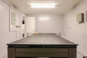 Games room - Victorian Retreat 2Bed/1Bath, Parking, Game Room (Oakland)
