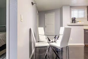 Dining - Victorian Retreat 2Bed/1Bath, Parking, Game Room (Oakland)