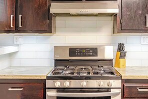 Fridge, microwave, oven, stovetop - Victorian Retreat 2Bed/1Bath, Parking, Game Room (Oakland)