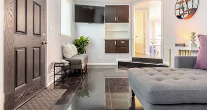 Victorian Retreat 2Bed/1Bath, Parking, Game Room