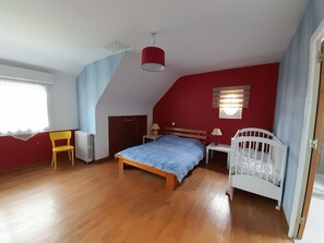 4 bedrooms, iron/ironing board, WiFi