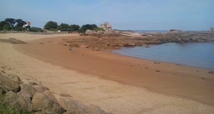 Bright house on enclosed grounds of 900m2, near the port and beach of Ploumanach