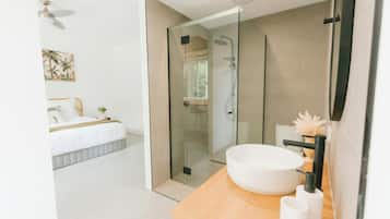 Regadera, toallas, jabón, papel de baño