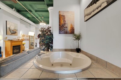 Pet-Friendly Canal Park Condo|Near Lakewalk| Pool| Sauna| Gym