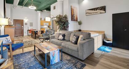 Pet-Friendly Canal Park Condo|Near Lakewalk| Pool| Sauna| Gym