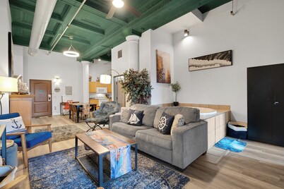 Pet-Friendly Canal Park Condo|Near Lakewalk| Pool| Sauna| Gym