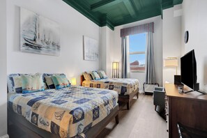 2 Schlafzimmer, Schreibtisch, Bügeleisen/Bügelbrett, Reisekinderbett