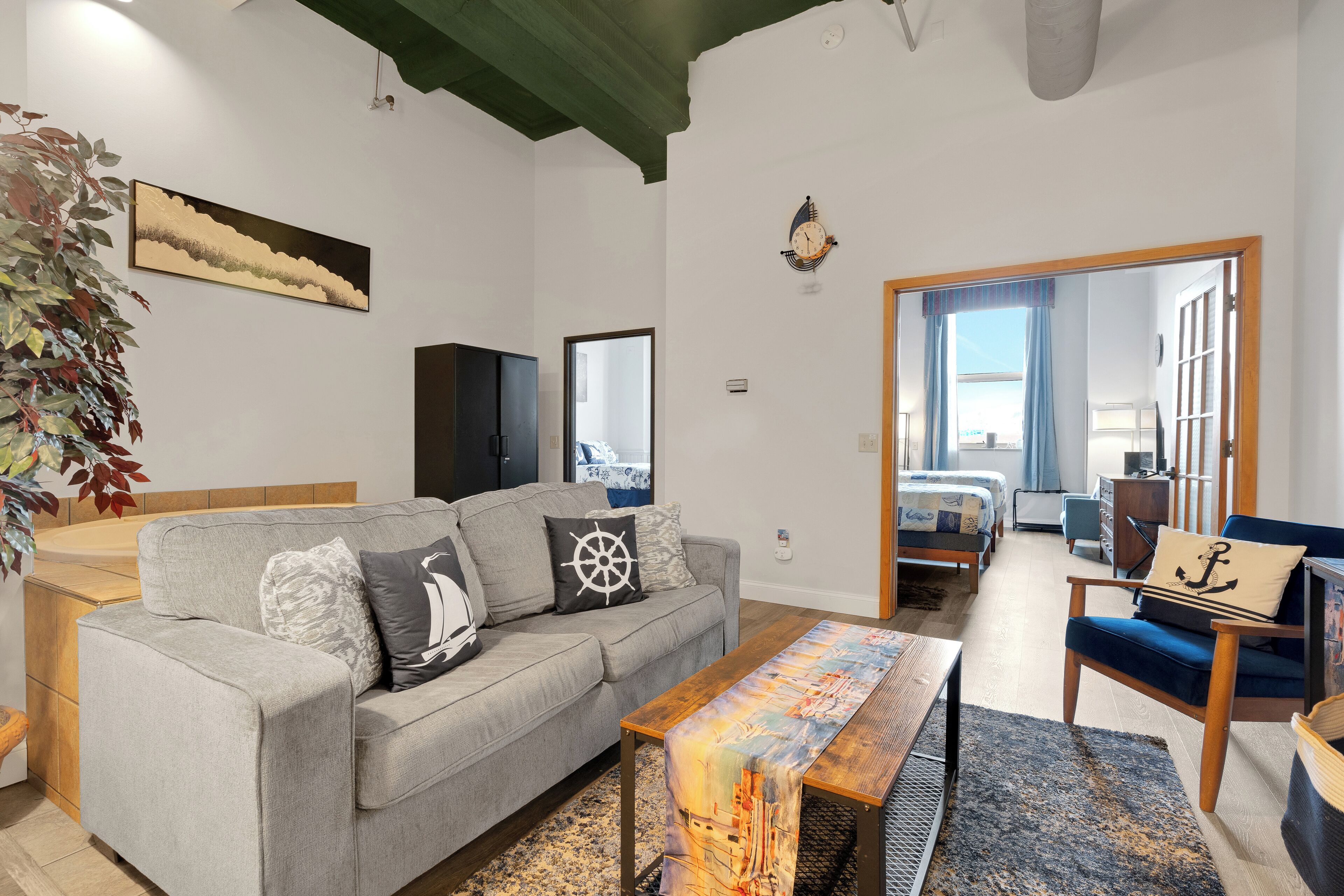 2 soverom, skrivebord, strykejern/-brett og reiseseng for barn