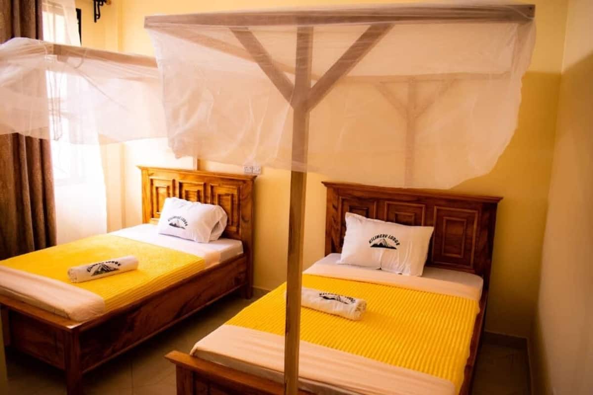 Escritorio, espacio para trabajar con laptop y wifi gratis
