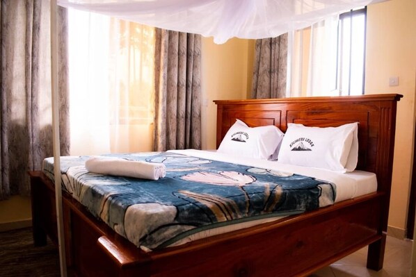 Desk, laptop workspace, free WiFi - IREWE SILENT LODGE (Arusha)