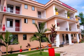 Front of property - IREWE SILENT LODGE (Arusha)