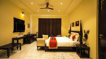 Zuper Premium Villa | Desk, laptop workspace, iron/ironing board, free WiFi