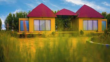 Zuper Premium Villa | Desk, laptop workspace, iron/ironing board, free WiFi