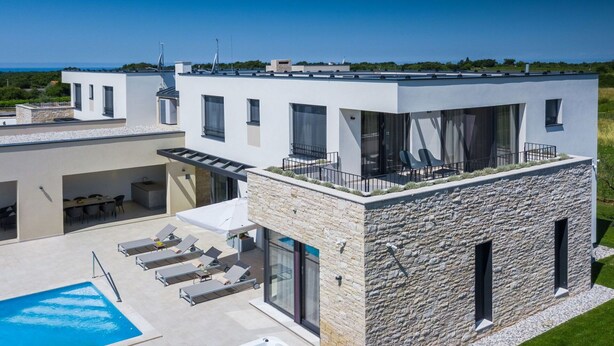 A modern two-story house with a swimming pool and a hot tub. - Stunning private villa for 20 guests with WIFI, pool, A/C, TV, terrace and pets allowed (Umag)