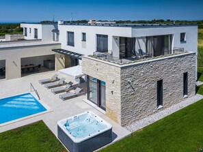 A modern two-story house with a swimming pool and a hot tub. - Stunning private villa for 20 guests with WIFI, pool, A/C, TV, terrace and pets allowed (Umag)