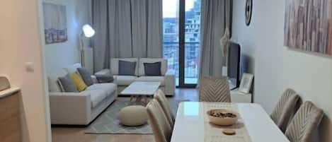 아파트, 침실 2개, 발코니, 정원 전망 | 다이닝룸