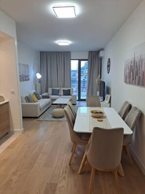 อพาร์ทเมนท์, 2 ห้องนอน, ระเบียง, วิวสวน | ห้องรับประทานอาหาร