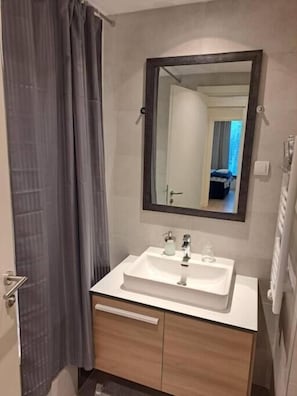 Apartment, 2 Bedrooms, Balcony, Garden View | Bathroom