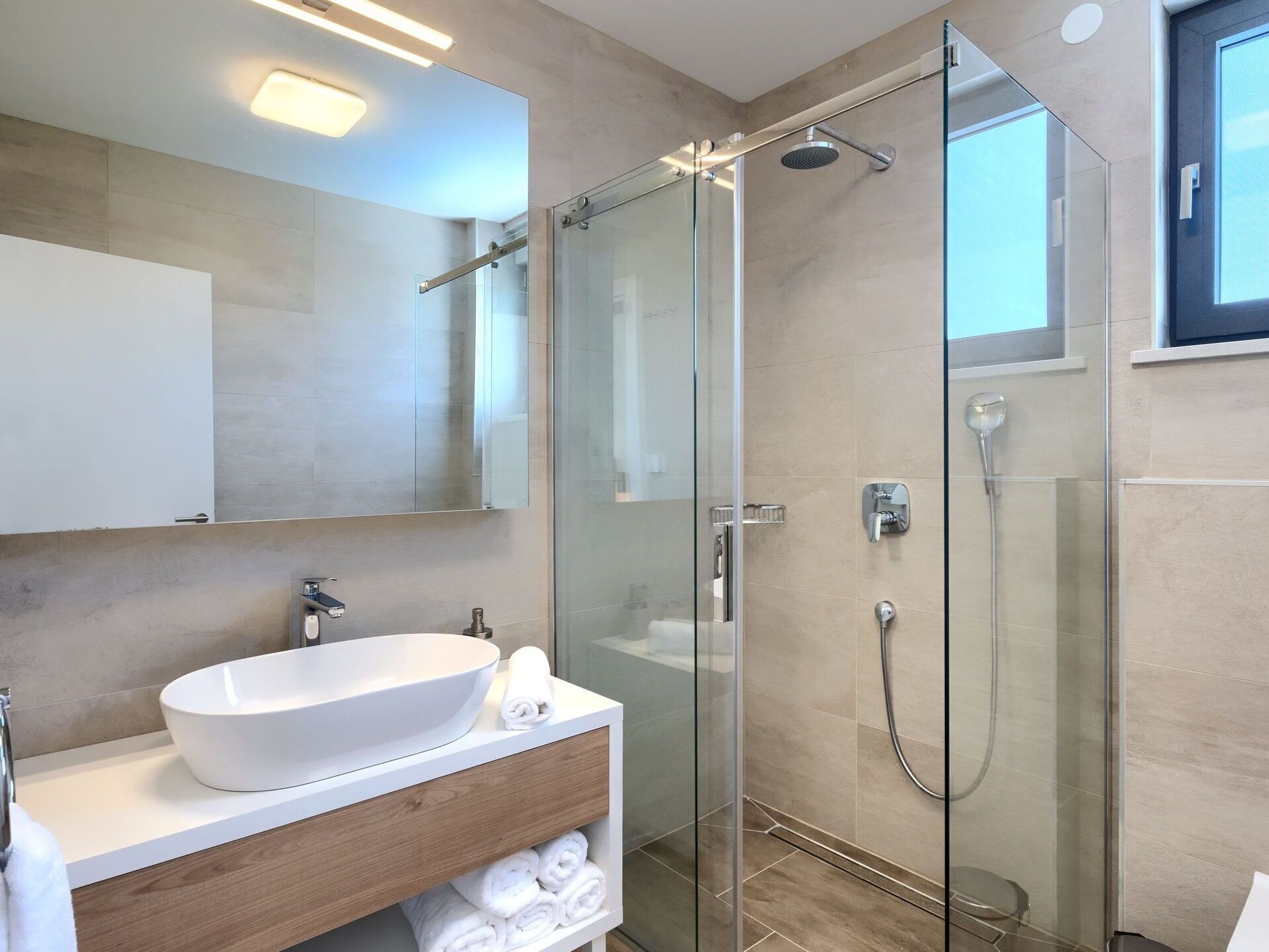 Baño, Arreglo De Tubería, Piso, Diseño De Interiores, Lavabo Del Baño, Lavabo, Suelo, Grifo, Espejo, Plomería