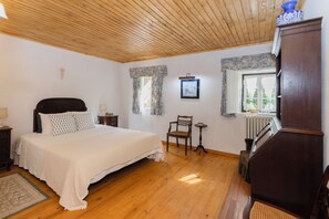 2 dormitorios, tabla de planchar con plancha, ropa de cama