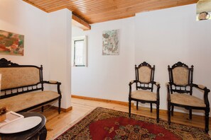 2 dormitorios, tabla de planchar con plancha, ropa de cama