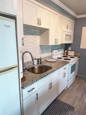Studio, 1 Bedroom, Patio, Garden View | Interior