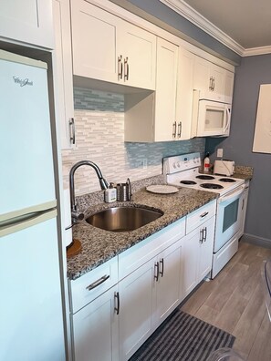 Studio, 1 Bedroom, Patio, Garden View | Interior