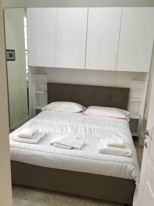 1 chambre, coffres-forts dans les chambres, fer et planche à repasser