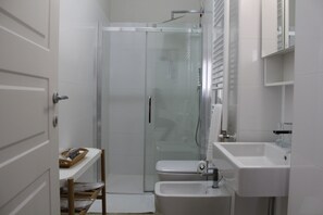 Doccia, asciugacapelli, bidet, asciugamani