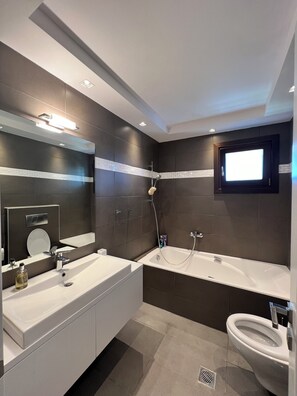 Villa Confort, vista al mar | Baño | Toallas, jabón, shampoo, papel de baño 