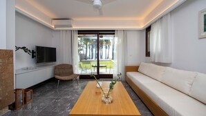 Comfort villa, uitzicht op zee | Woonruimte | Een 55-inch ledtelevisie met digitale zenders