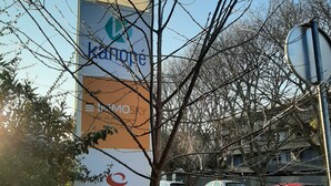 A sign with multiple brand logos, a parking area with cars, and a street lamp. - Pti'Bonheur, apartment 4 pers (Toulouse)