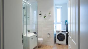 Haartrockner, Handtücher, Seife, Toilettenpapier