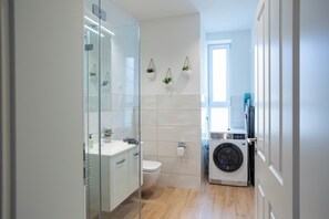 Hair dryer, towels, soap, toilet paper - soulscape Apartments CityCenter - kompakte & luxuriöse DELUXE Wohnung im Zentrum (Zwickau)