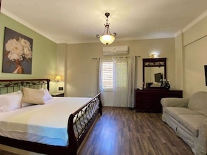 3 bedrooms, in-room safe, desk, iron/ironing board