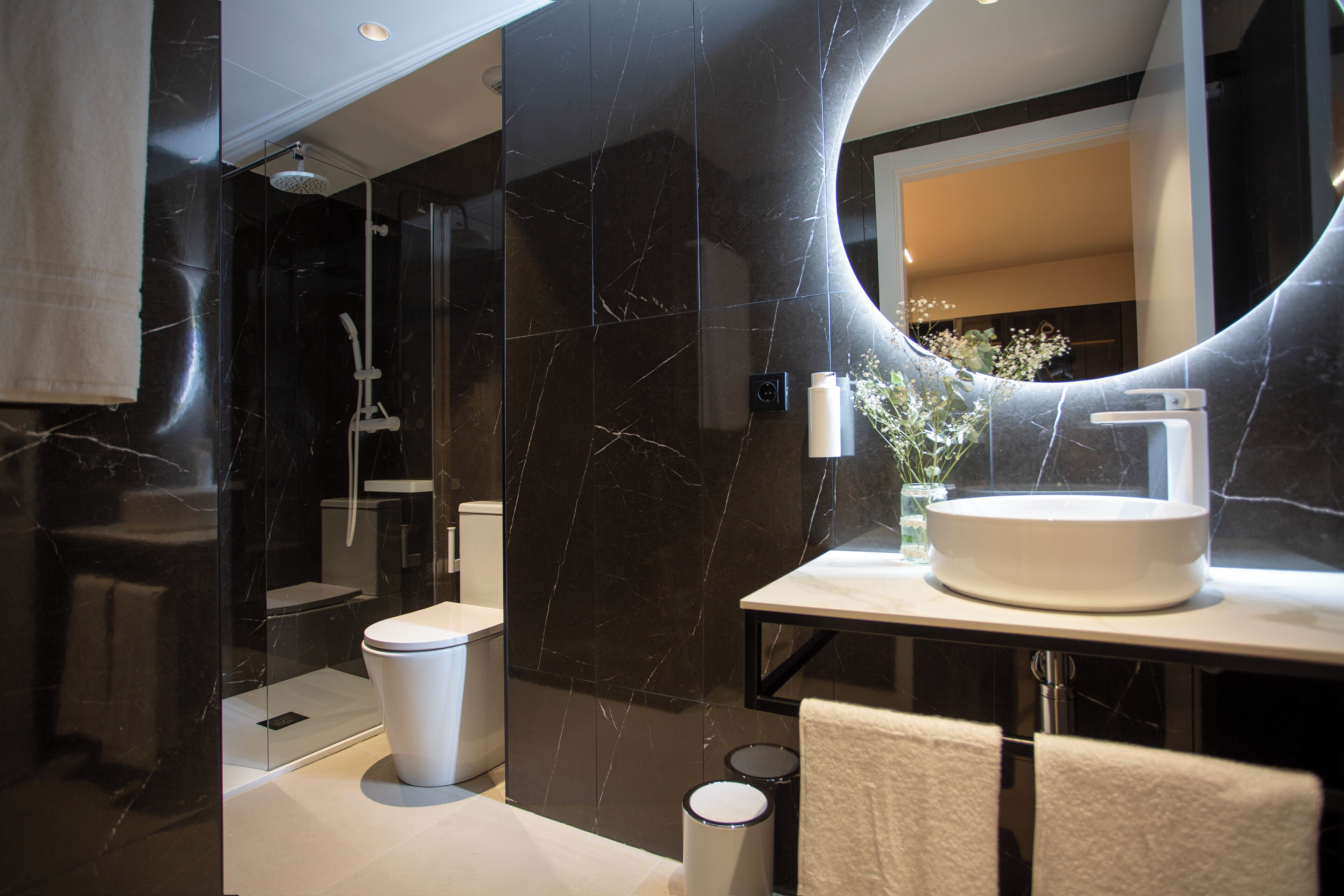 Elegant & charming 1BDR Apt B Valencia | Phòng tắm | Buồng tắm vòi sen, máy sấy tóc, khăn tắm, xà phòng 
