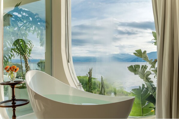 Habitación triple de lujo, vista al mar | Baño | Tina y regadera independientes, secadora de cabello, pantuflas, toallas