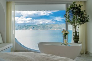 Habitación clásica con 2 camas individuales, vista al mar | Vista al lago