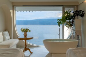 Classic Twin Room, Sea View | Desk, blackout drapes, soundproofing, iron/ironing board - Dali Nest Secret Garden Lake View Inn (Dali)