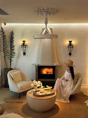 Lobby sitting area - Dali Nest Secret Garden Lake View Inn (Dali)