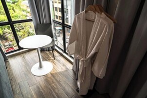 Sistema de insonorización y tabla de planchar con plancha 