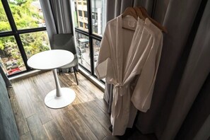 Sistema de insonorización y tabla de planchar con plancha 