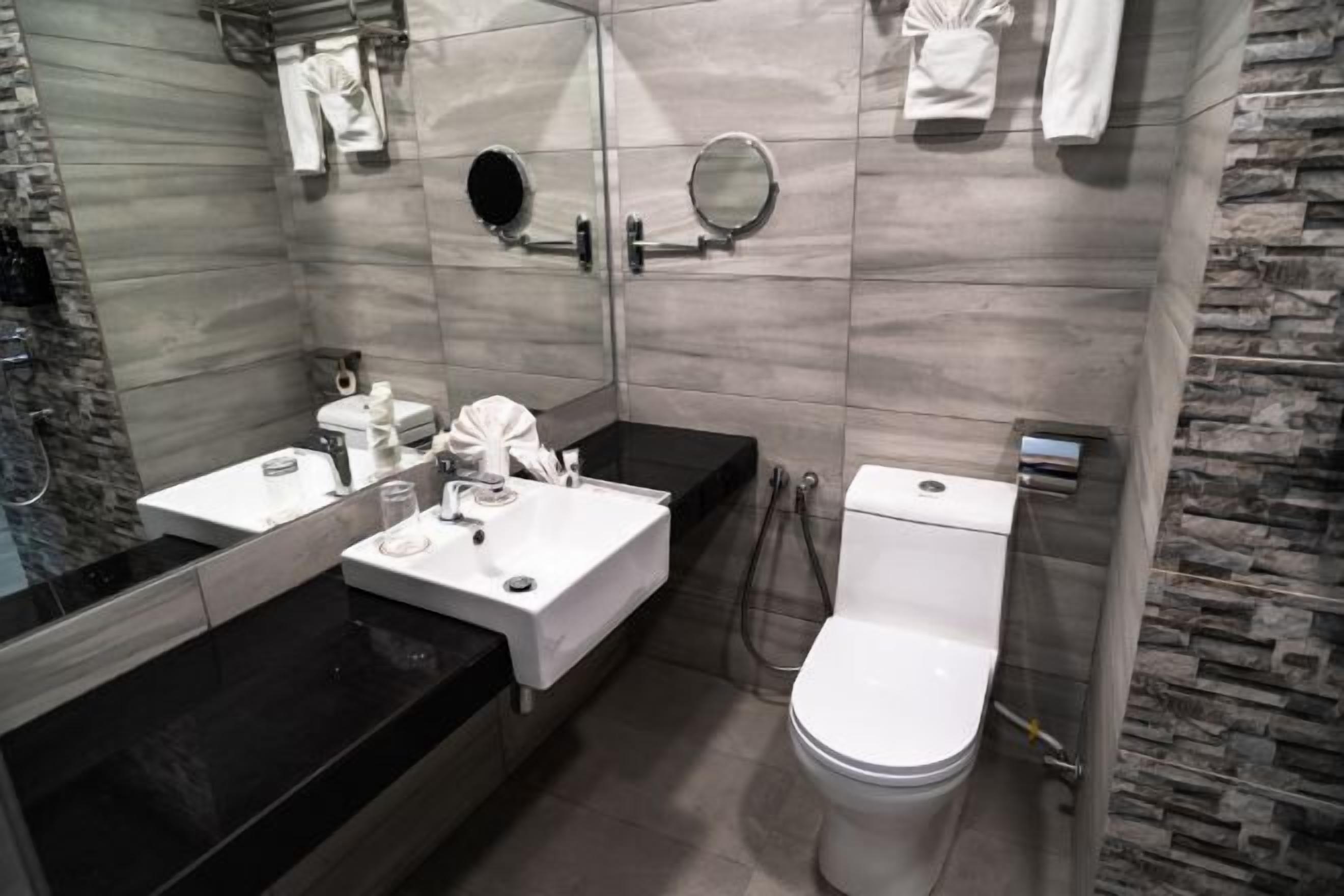 Phòng cách âm, bàn ủi/dụng cụ ủi quần áo 