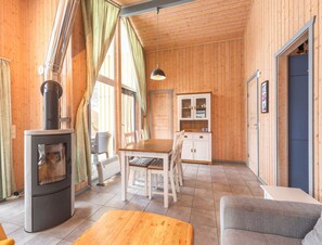 House | Living room - Ferienhaus mit Sauna im Ferienpark Mirow (Mirow)